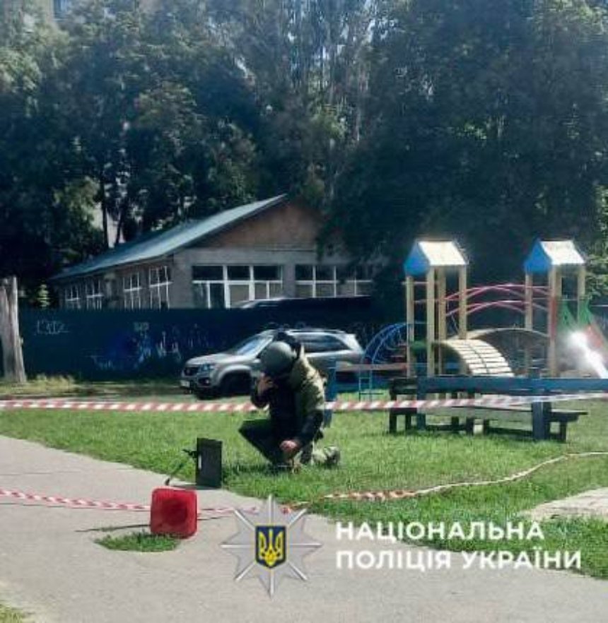 На дитмайданчику у Святошинському районі Києва знайшли міну — це виявився 3D-макет: фото