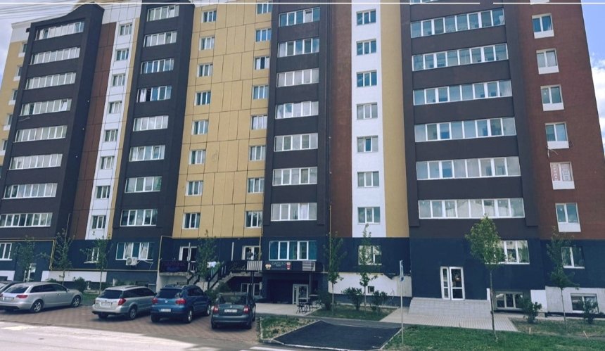 У Бородянці на Київщині триває ремонт будинку, пошкодженого російською авіабомобою: деталі