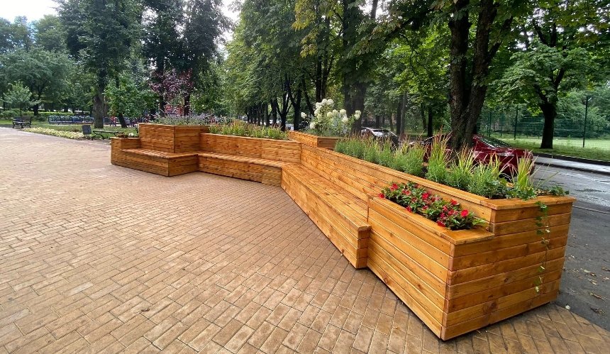 У сквері Солом’янського району в Києві встановили вуличні меблі з озелененням: фото