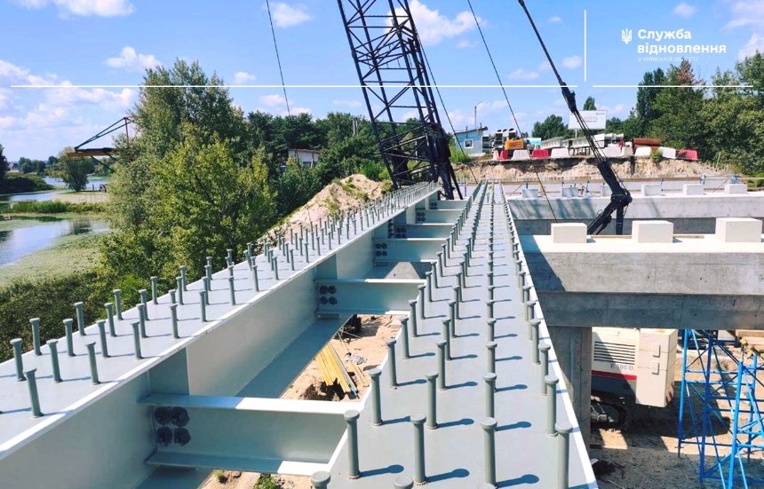 На Київщині ремонтують ще один міст, пошкоджений під час бойових дій в області: подробиці