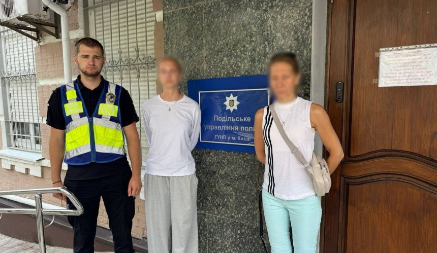 У Києві підлітки танцювали під російський реп у поліцейській формі: оштрафують їх батьків