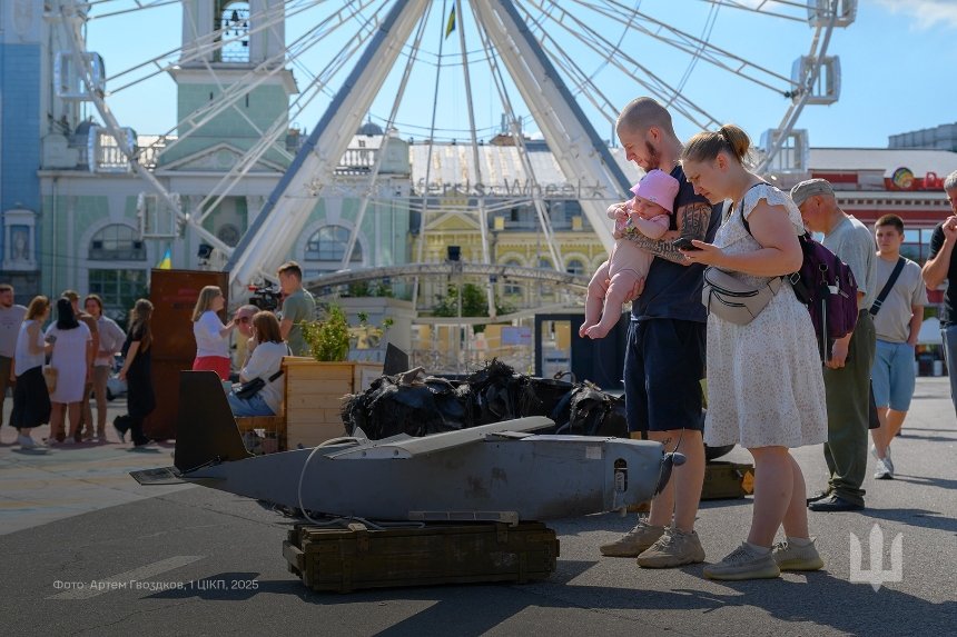 На Контрактовій площі у Києві відкрилася інсталяція, присвячена обороні Часового Яру: фото