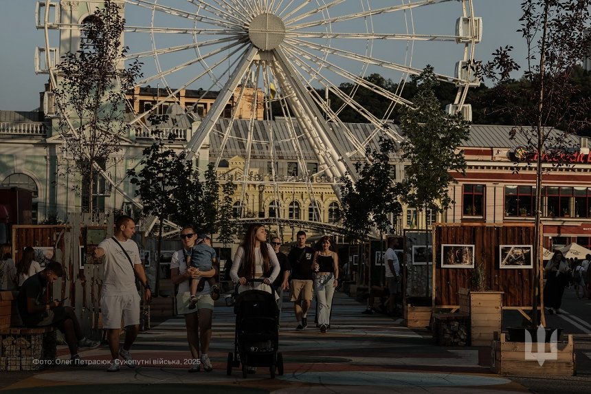 На Контрактовій площі у Києві відкрилася інсталяція, присвячена обороні Часового Яру: фото
