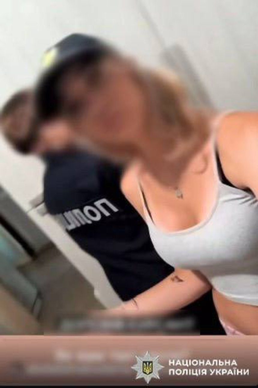 У Києві підлітки танцювали під російський реп у поліцейській формі: оштрафують їх батьків