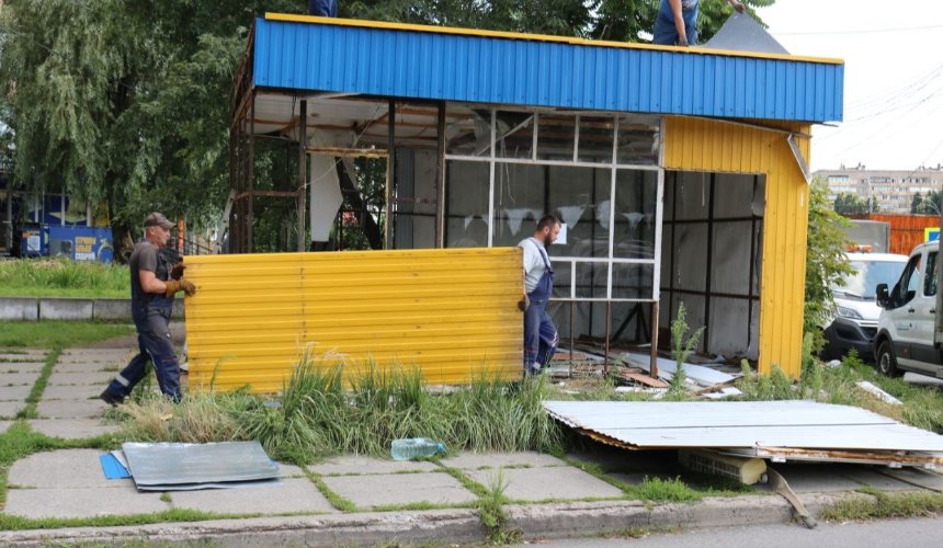 У Києві триває демонтаж МАФів на проспектах Свободи та Василя Порика