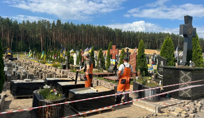 В Ірпені розпочали облаштування військового сектора на цвинтарі: фото