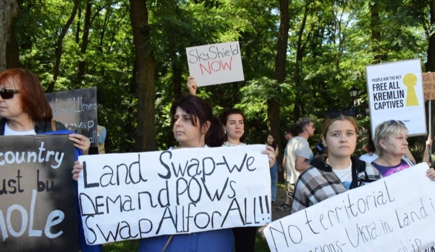 Біля посольства США у Києві проходить акція протесту