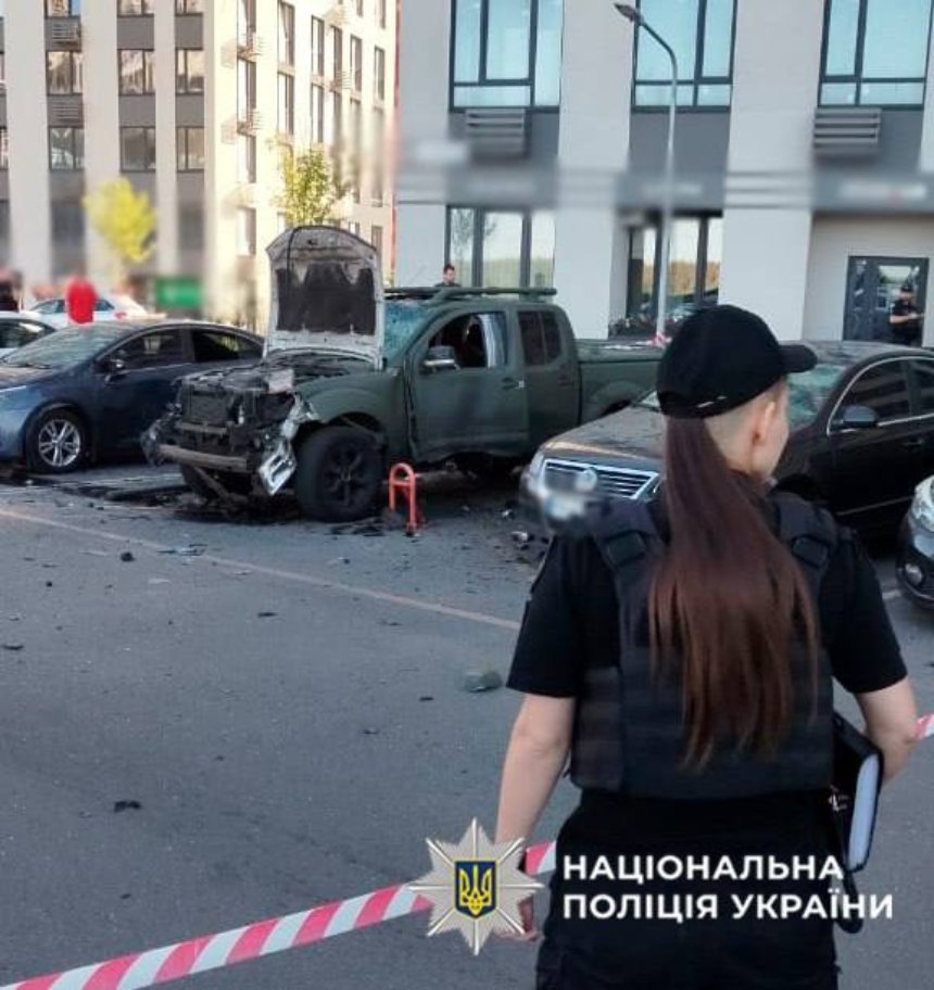 У Подільському районі Києва на парковці вибухнув автомобіль, пофарбований під військовий: фото