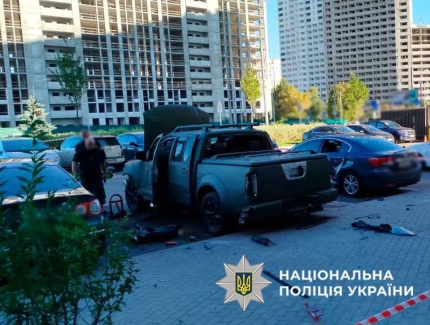 У Подільському районі Києва на парковці вибухнув автомобіль, пофарбований під військовий: фото