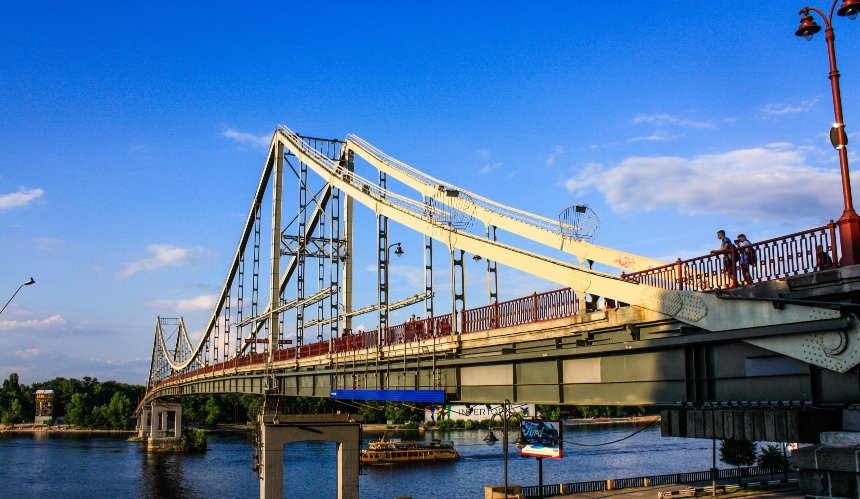 З 21 серпня частково обмежать рух пішоходів Парковим мостом: схеми