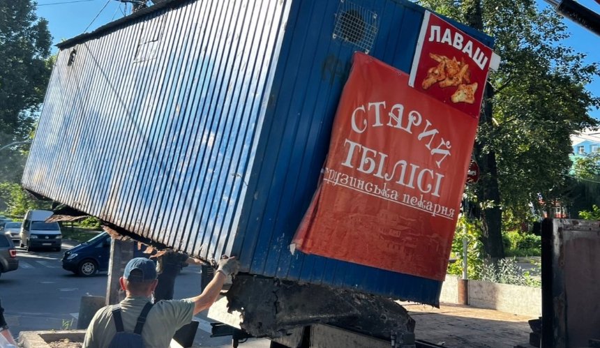 Демонтаж тимчасових споруд на вулиці Петропавлівській