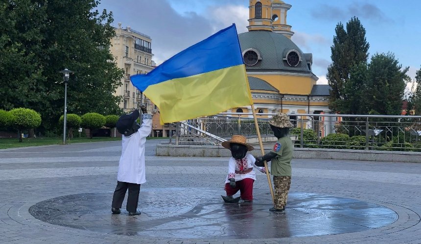 На Поштовій площі малюків-засновників одягли до Дня Незалежності