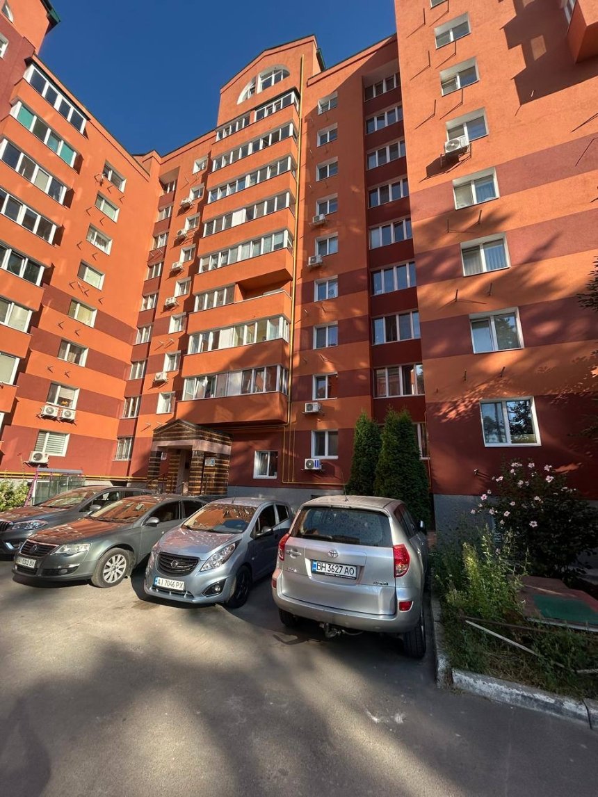 В Ірпені на Київщині завершують капремонт будинку, пошкодженого влучанням російських боєприпасів