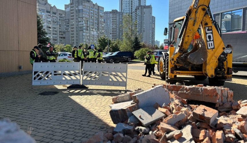 На Позняках демонтували огорожу, що обмежувала доступ киян до Дніпровської набережної