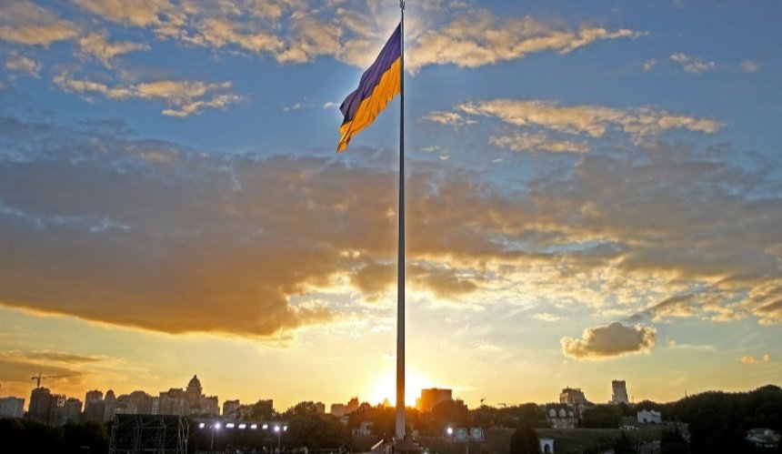 У столиці приспустили найбільший прапор України