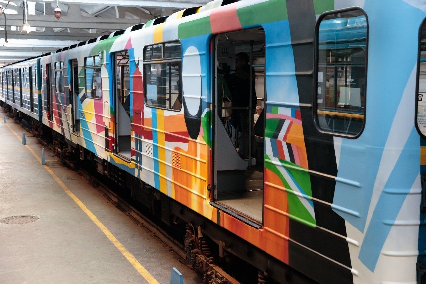 У київському метро запустили артпоїзд Казимира Малевича