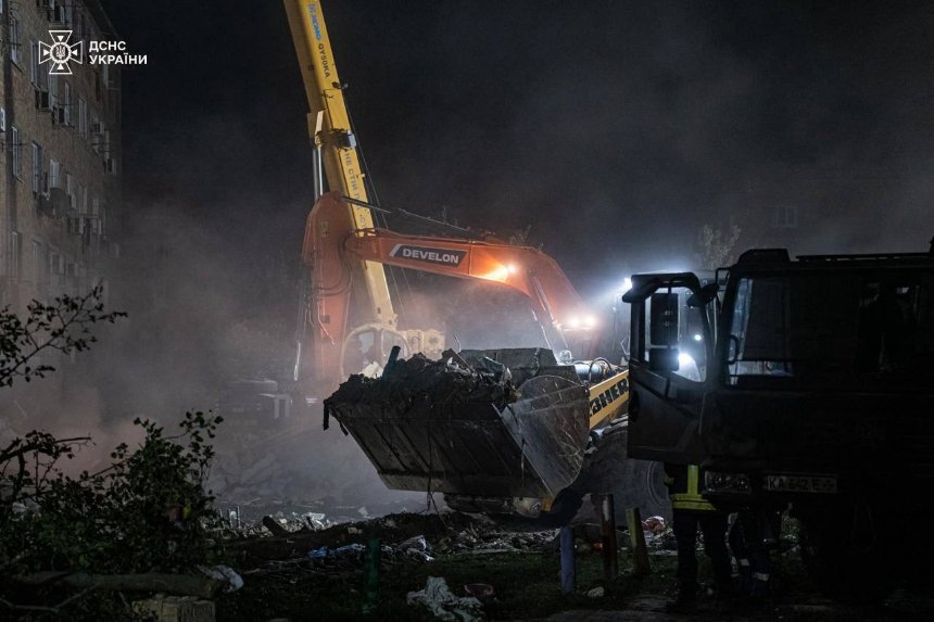 У Києві триває ліквідація наслідків російського обстрілу,