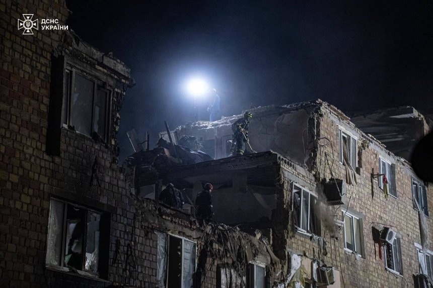 У Києві триває ліквідація наслідків російського обстрілу,