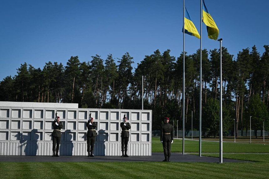 Під Києвом відбулися перші поховання на Національному військовому кладовищі. Фото: КОВА