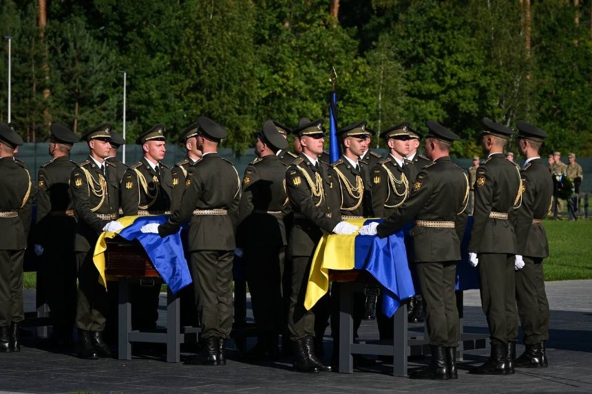Під Києвом відбулися перші поховання на Національному військовому кладовищі. Фото: КОВА