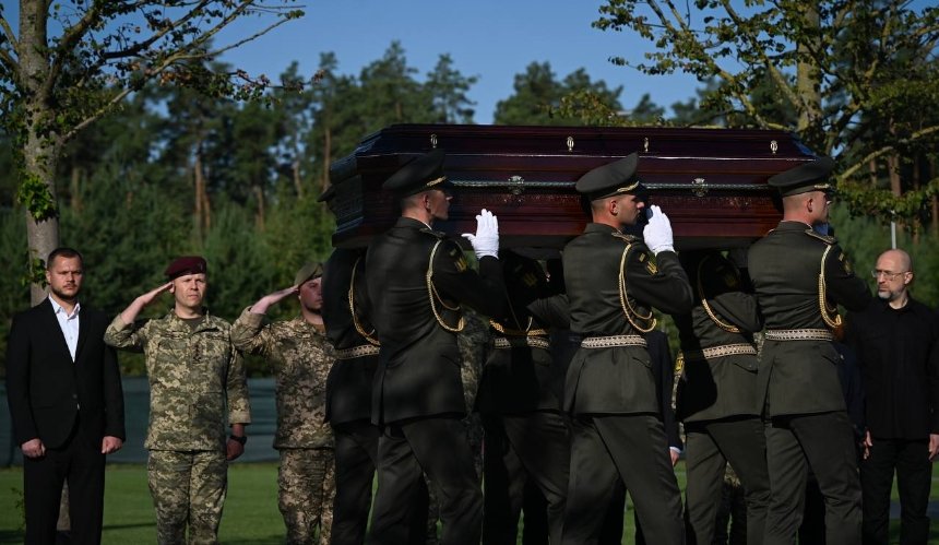 Під Києвом відбулися перші поховання на Національному військовому кладовищі: фото