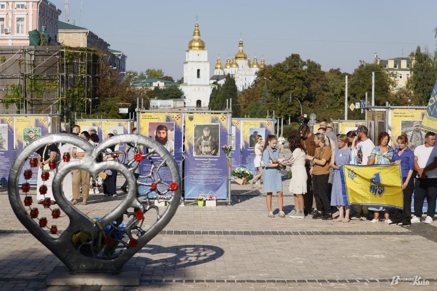 На Софійській площі відкрили виставку "Воїни світла"/ Фото: "Вечірній Київ"