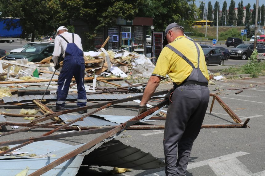 У Києві за тиждень демонтували 30 незаконних об'єктів У Києві за тиждень демонтували 30 незаконних об'єктів