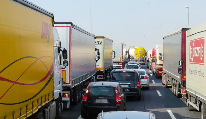 У Києві через спеку ввели обмеження руху для вантажного транспорту: деталі
