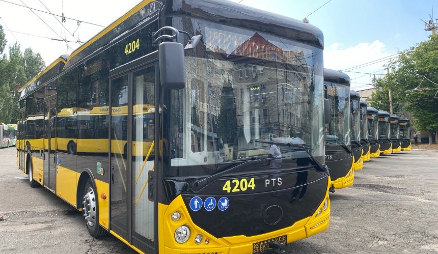 На маршрути Києва вийшли 8 нових низькопідлогових тролейбусів: фото