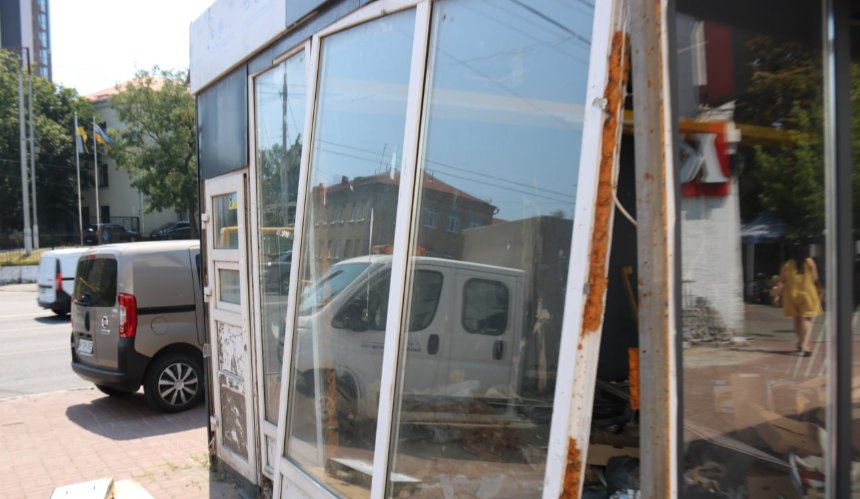 Як біля метро "Васильківська" у Києві прибирають незаконні МАФи: фото
