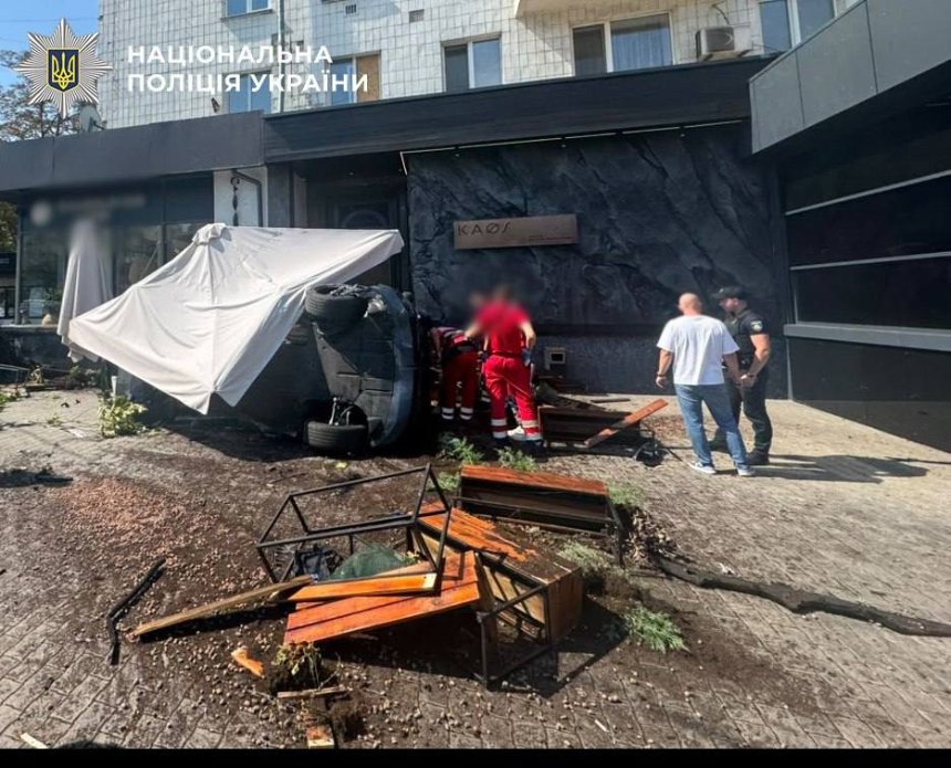 У центрі Києва автомобіль влетів в літню терасу кав'ярні
