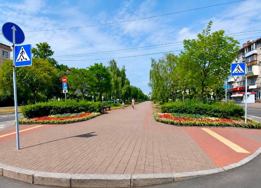 На бульварі Котляревського у Києві висадили 1400 рослин На бульварі Котляревського у Києві висадили 1400 рослин