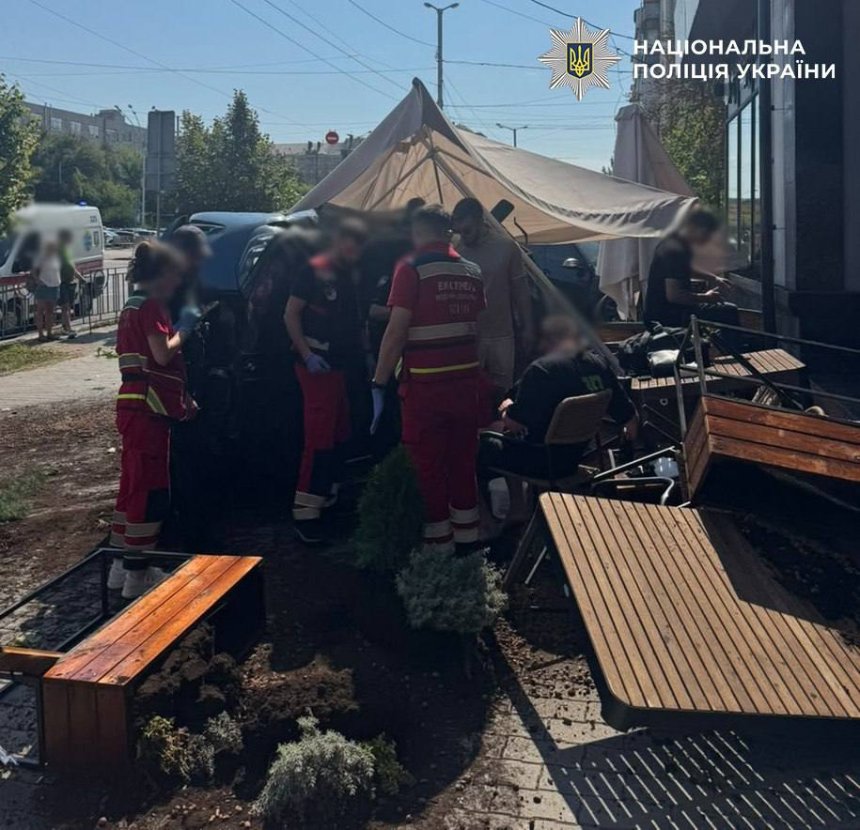 У центрі Києва автомобіль влетів в літню терасу кав'ярні