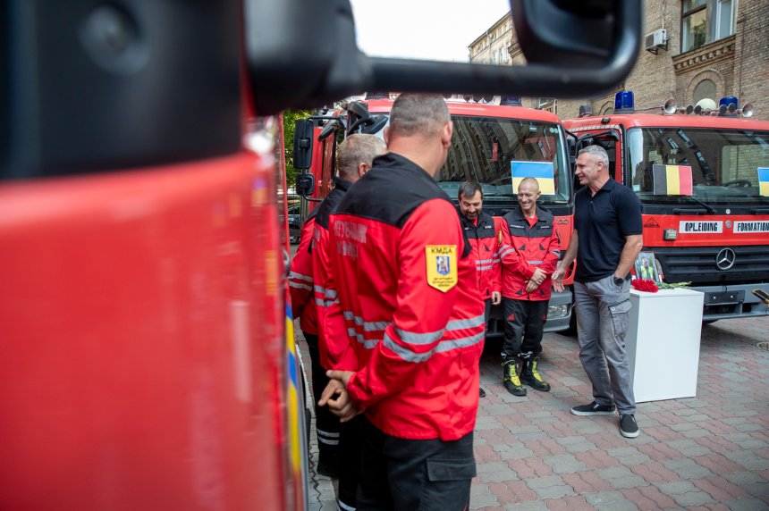 Брюссель передав Києву три пожежні автомобілі для ліквідації наслідків обстрілів Брюссель передав Києву три пожежні автомобілі для ліквідації наслідків обстрілів