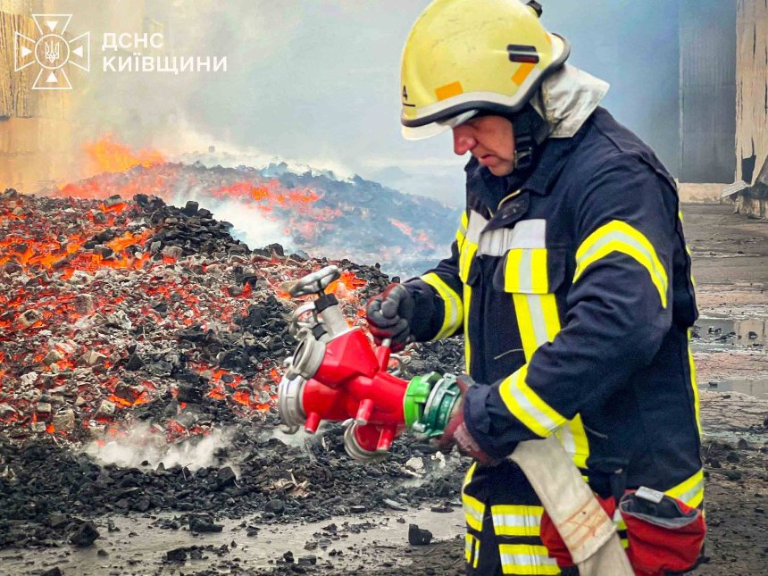 Рятувальники ліквідували пожежі на підприємствах після атаки у Броварах