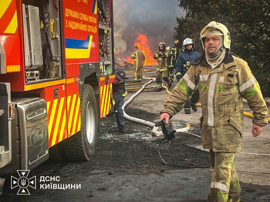 Рятувальники ліквідували пожежі на підприємствах після атаки у Броварах