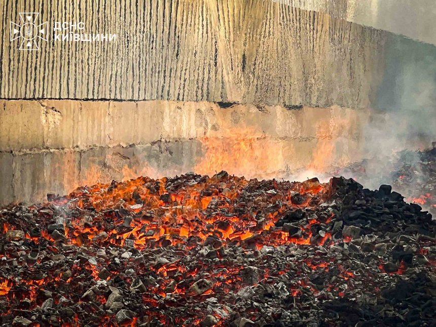 Рятувальники ліквідували пожежі на підприємствах після атаки у Броварах