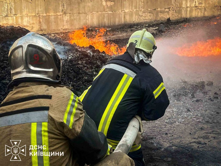 Рятувальники ліквідували пожежі на підприємствах після атаки у Броварах