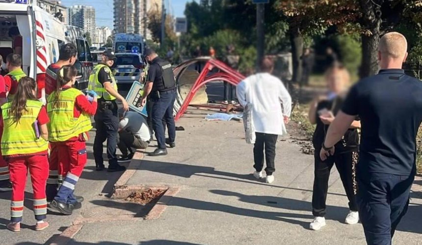 Смертельна ДТП на Чоколівському бульварі: легковик влетів у зупинку з людьми