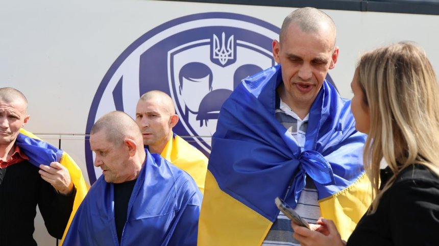 В Україну з російського полону повернулися 103 захисники
