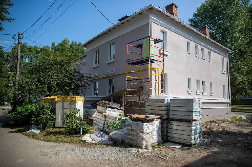 У Святошинському районі Києва відбудовують пошкоджене обстрілом житло