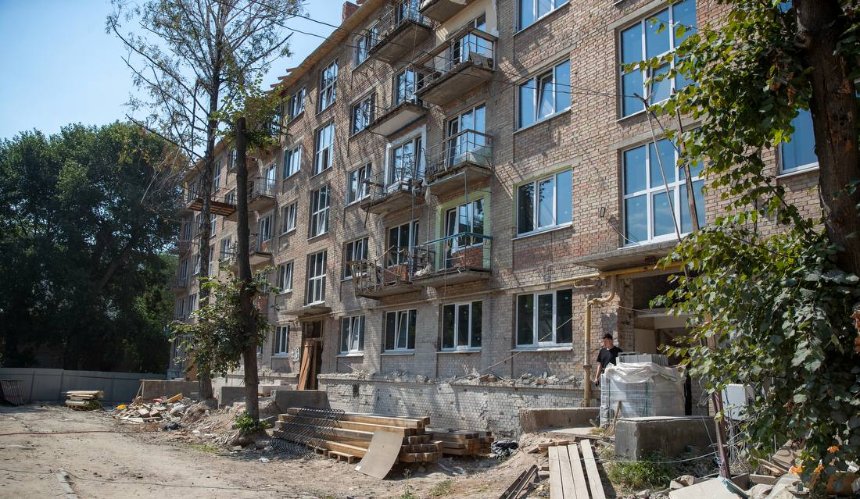 У Святошинському районі Києва відбудовують пошкоджене обстрілом житло: коли завершать