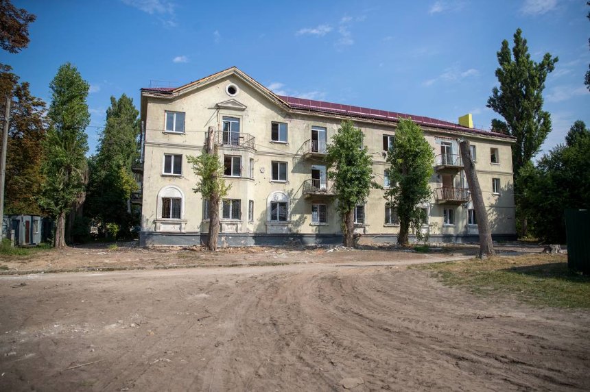 У Святошинському районі Києва відбудовують пошкоджене обстрілом житло