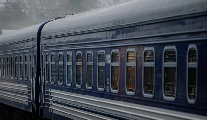 Вночі 22 серпня ворог вдарив балістикою по залізничному підприємству у Києві: загинув працівник