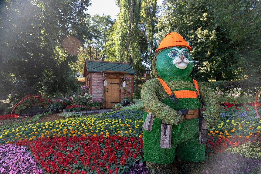 На Співочому полі відкрили виставку "Муркотлива Україна"