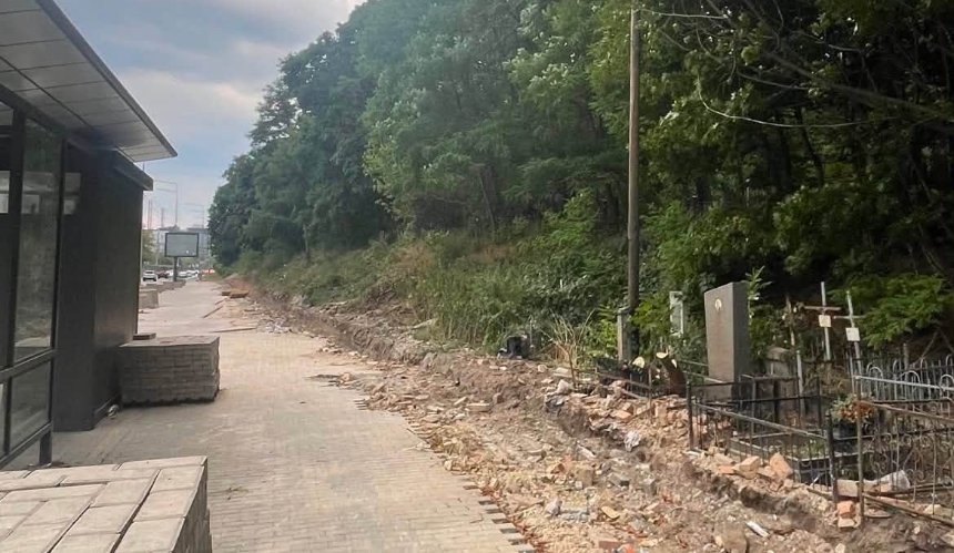 У Києві знесли історичну цегляну огорожу Байкового кладовища: подробиці