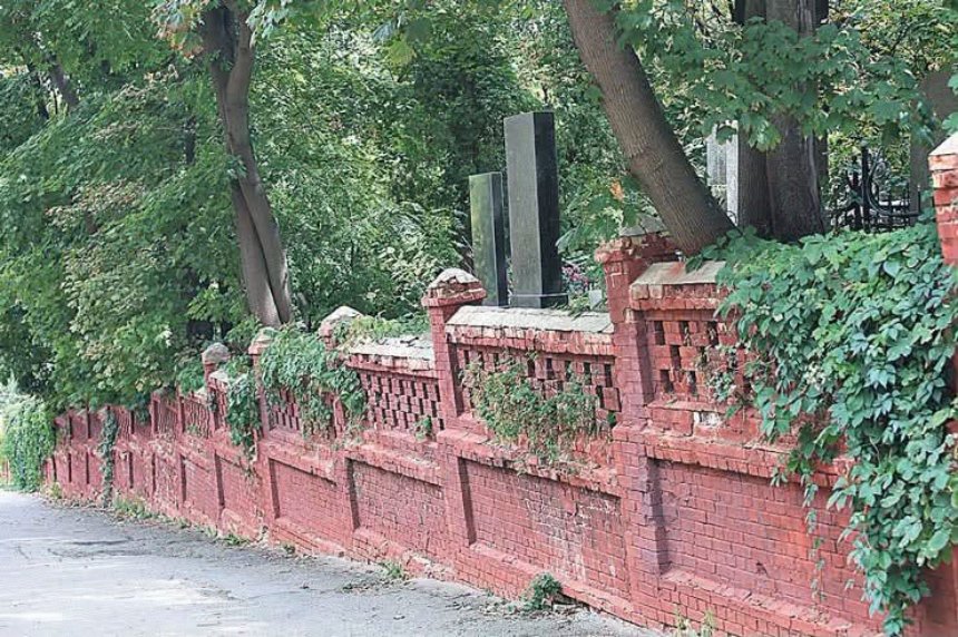 У Києві знесли історичну цегляну огорожу Байкового кладовища