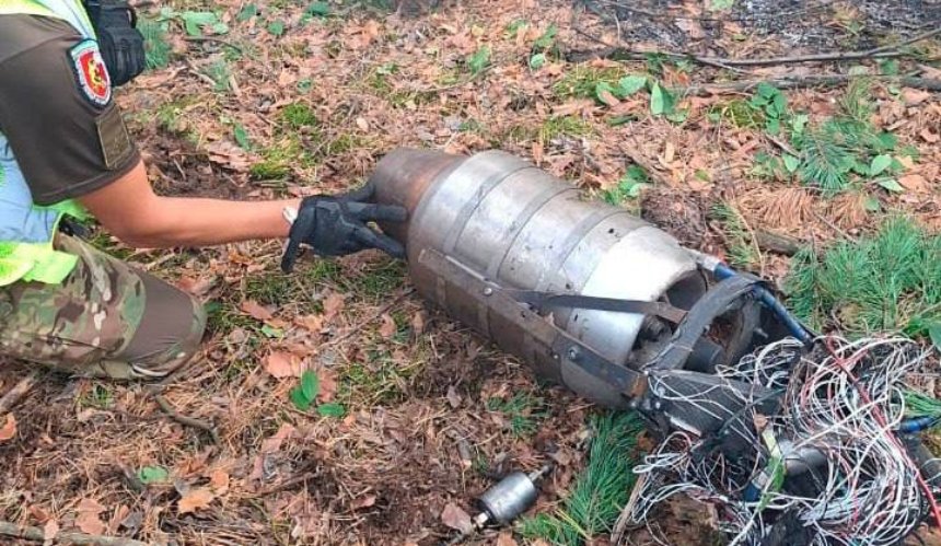 У Голосіївському районі Києва вилучили уламки збитого російського дрона: фото