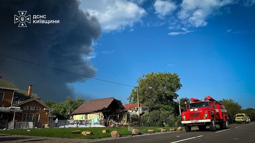 На Київщині рятувальники ліквідують пожежі на 9 локаціях під загрозою повторних ударів
