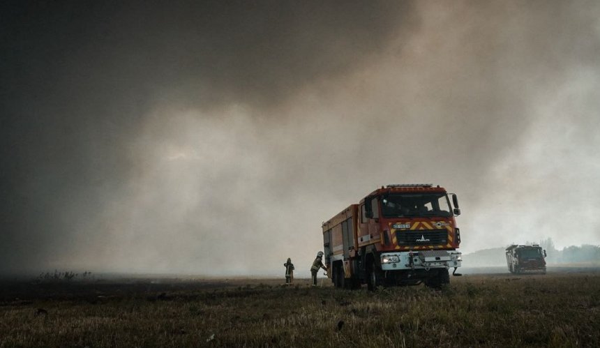 На Київщині рятувальники ліквідують пожежі на 9 локаціях під загрозою повторних ударів: фото